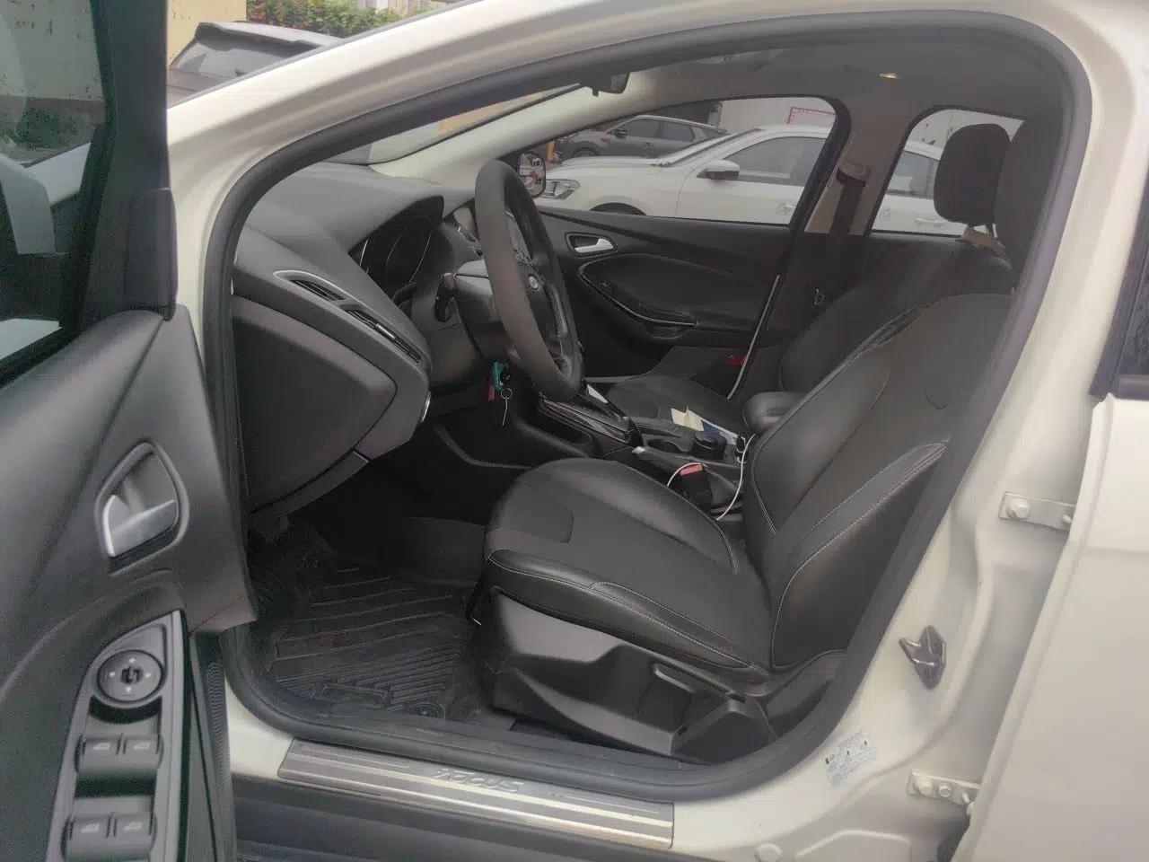 Ford Focus 2012 Hatchback 1.6L Automatic Fashion Edition — миниатюра 13