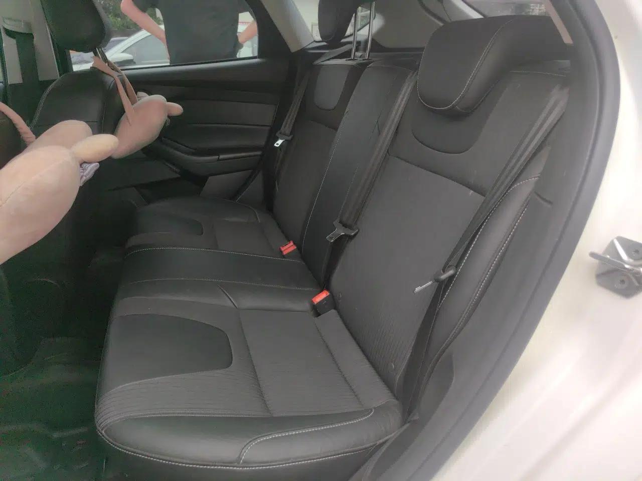 Ford Focus 2012 Hatchback 1.6L Automatic Fashion Edition — миниатюра 14