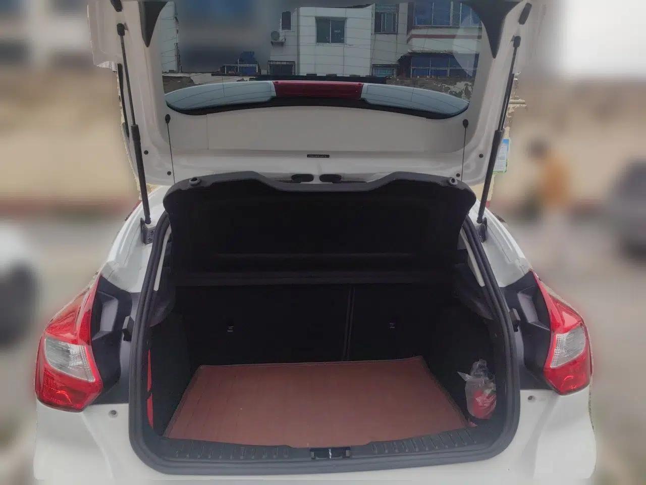 Ford Focus 2012 Hatchback 1.6L Automatic Fashion Edition — миниатюра 16