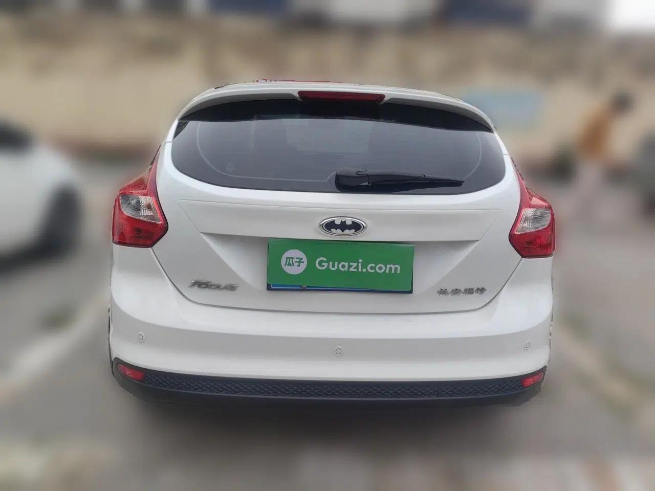 Ford Focus 2012 Hatchback 1.6L Automatic Fashion Edition — миниатюра 3