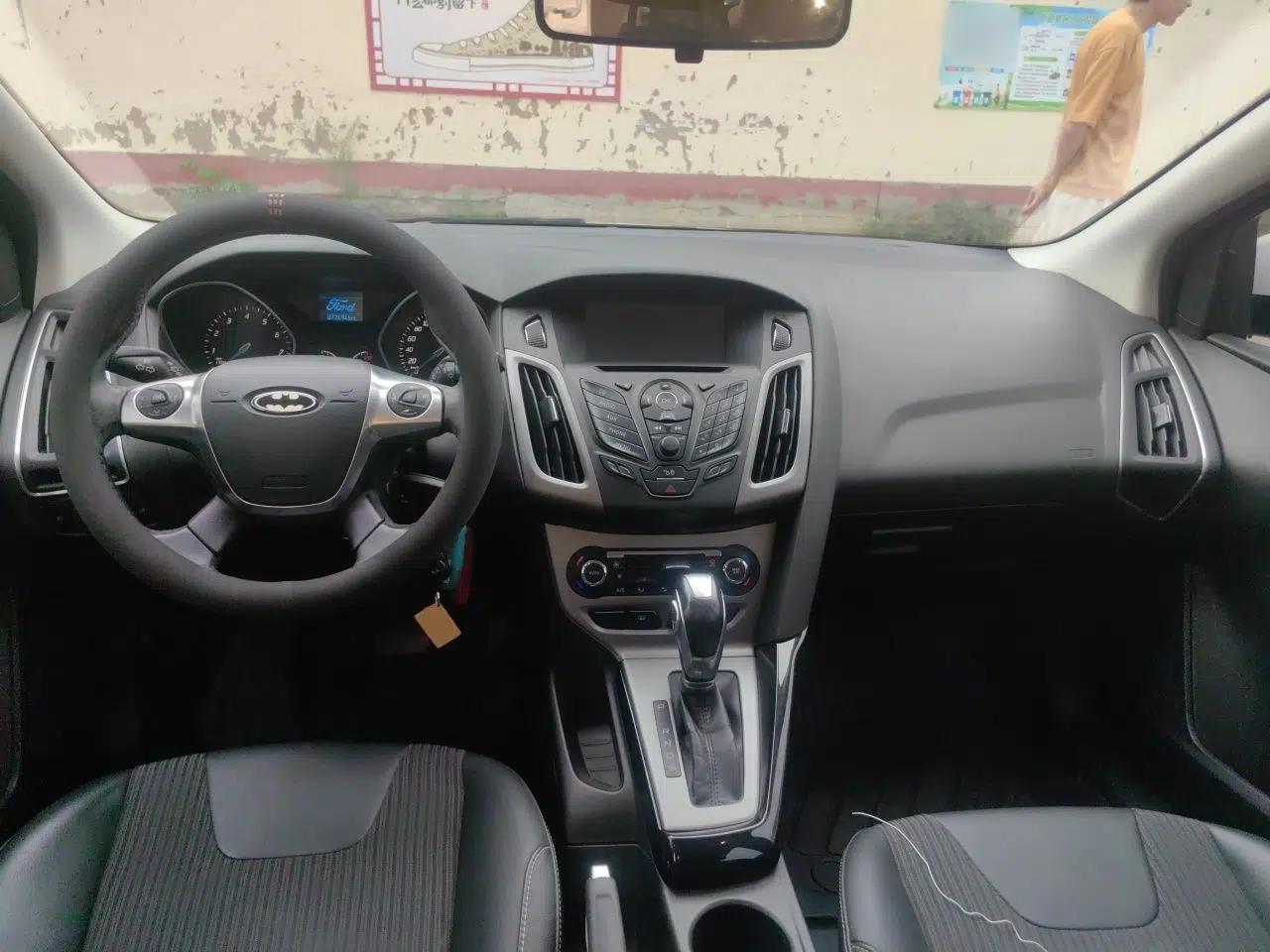 Ford Focus 2012 Hatchback 1.6L Automatic Fashion Edition — миниатюра 6