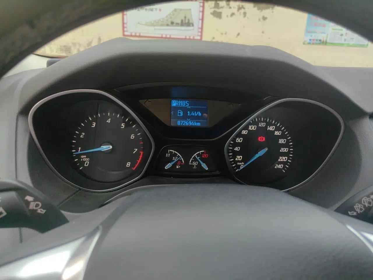 Ford Focus 2012 Hatchback 1.6L Automatic Fashion Edition — миниатюра 8