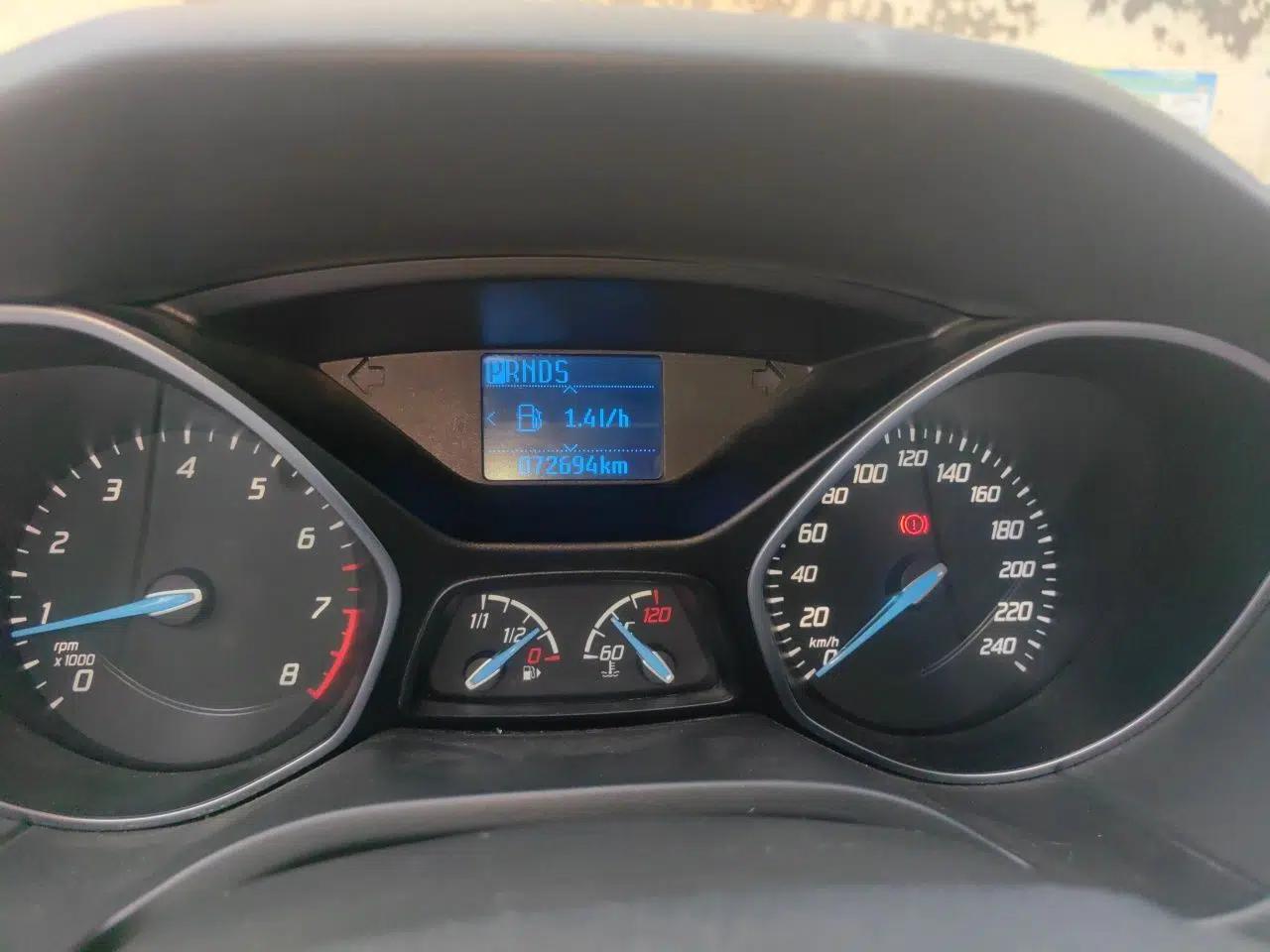 Ford Focus 2012 Hatchback 1.6L Automatic Fashion Edition — миниатюра 9
