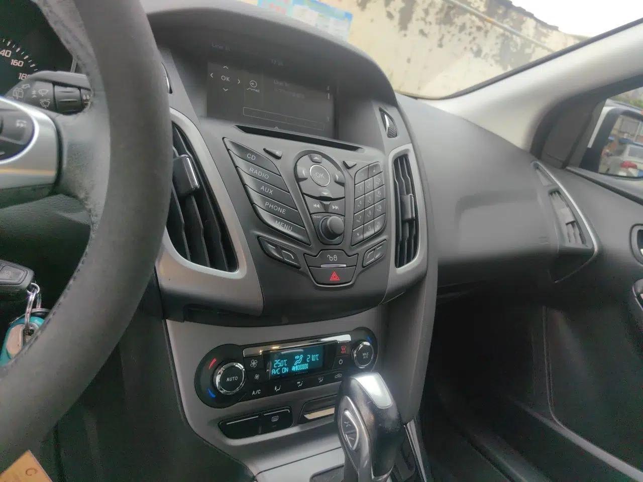 Ford Focus 2012 Hatchback 1.6L Automatic Fashion Edition — миниатюра 10