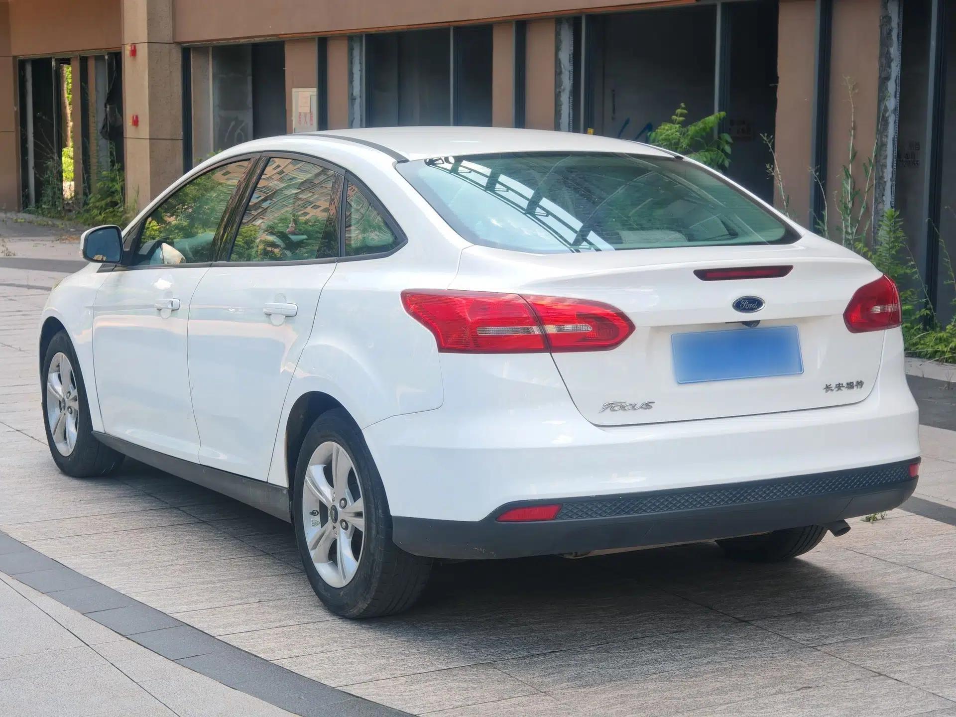 Ford Focus 2017 Sedan 1.6L Manual Comfort Plus SmartDrive Edition — миниатюра 5