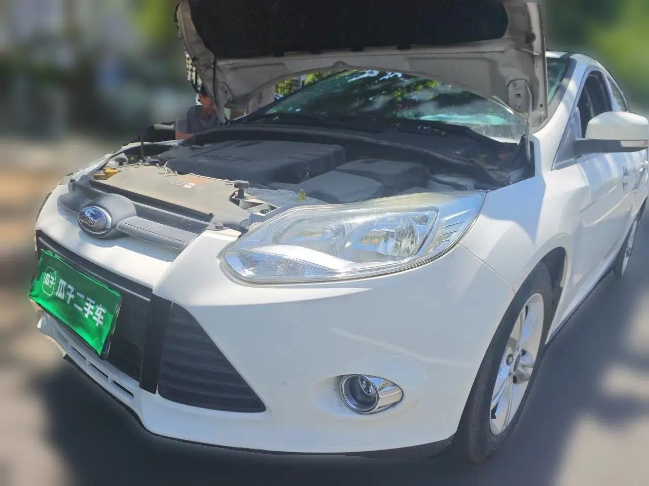 Ford Focus 2012 Hatchback 1.6L Manual Fashion Edition — миниатюра 1