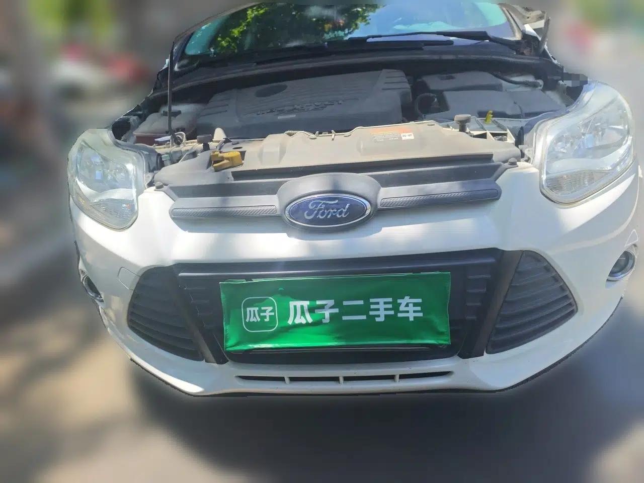 Ford Focus 2012 Hatchback 1.6L Manual Fashion Edition — миниатюра 2