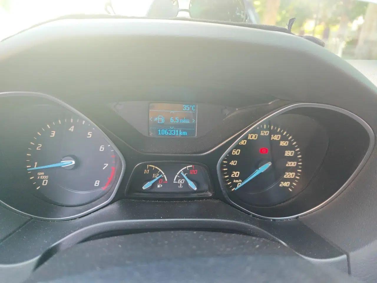 Ford Focus 2012 Hatchback 1.6L Manual Fashion Edition — миниатюра 11