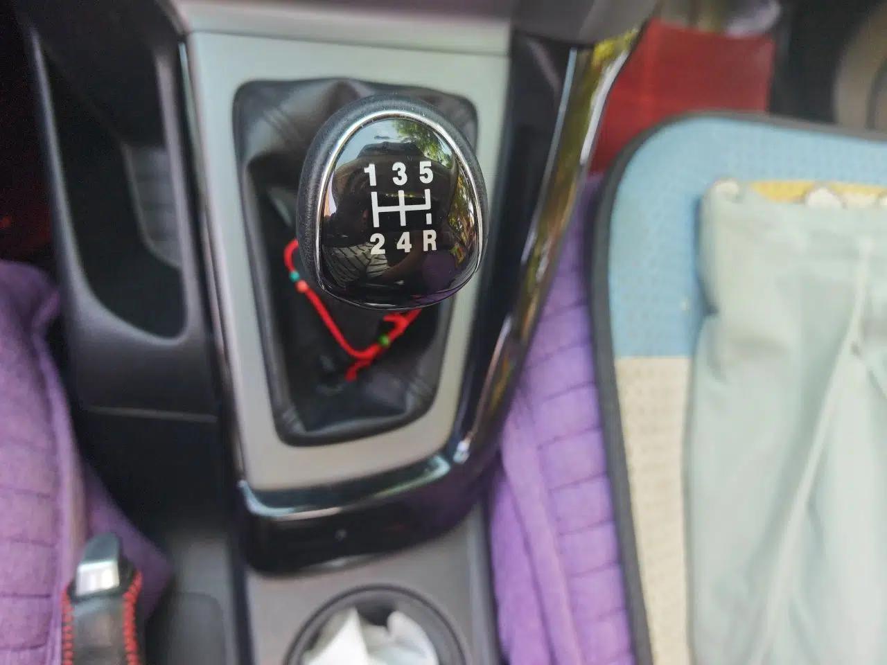 Ford Focus 2012 Hatchback 1.6L Manual Fashion Edition — миниатюра 14