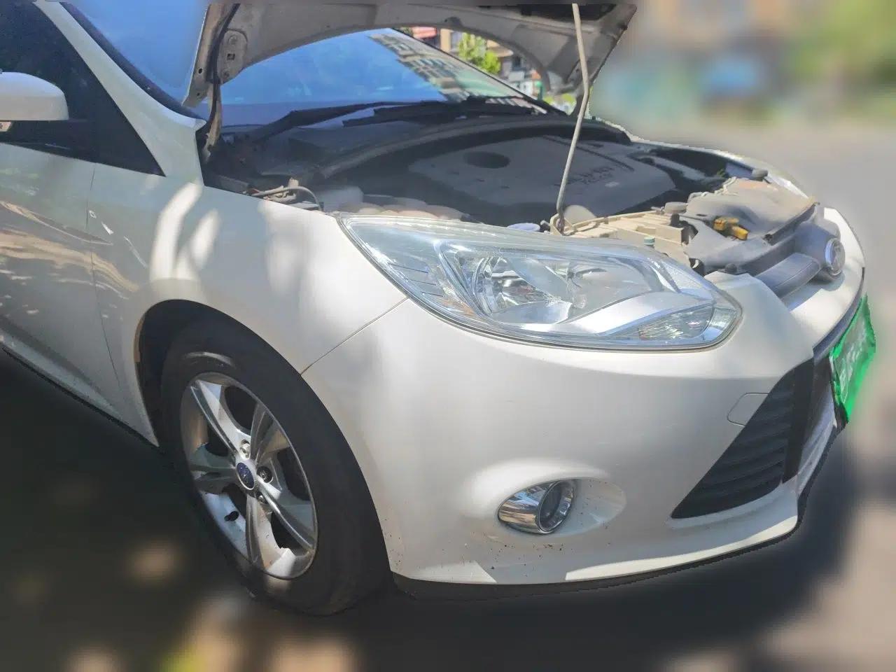 Ford Focus 2012 Hatchback 1.6L Manual Fashion Edition — миниатюра 3