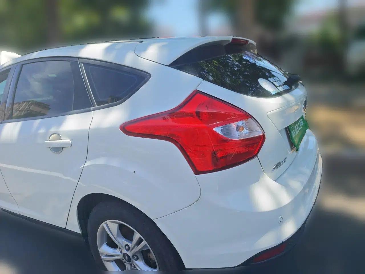 Ford Focus 2012 Hatchback 1.6L Manual Fashion Edition — миниатюра 4
