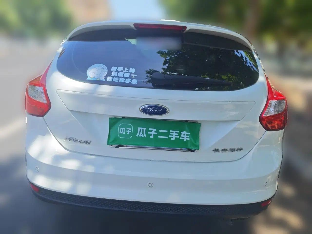 Ford Focus 2012 Hatchback 1.6L Manual Fashion Edition — миниатюра 5