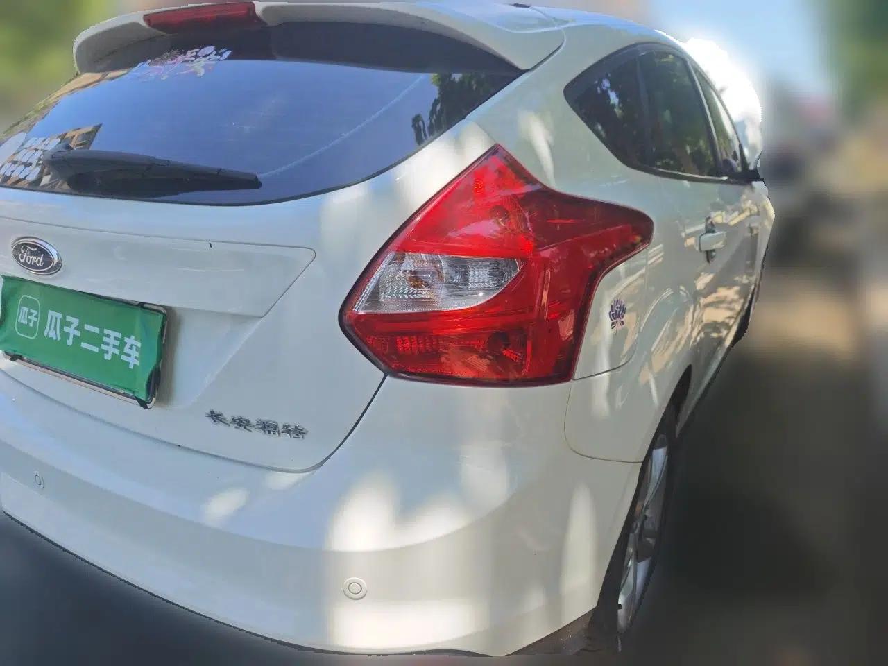 Ford Focus 2012 Hatchback 1.6L Manual Fashion Edition — миниатюра 6