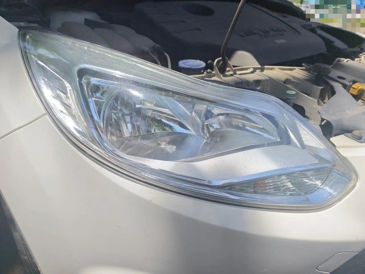 Ford Focus 2012 Hatchback 1.6L Manual Fashion Edition — миниатюра 7