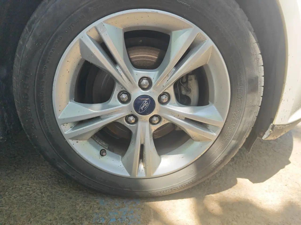 Ford Focus 2012 Hatchback 1.6L Manual Fashion Edition — миниатюра 8