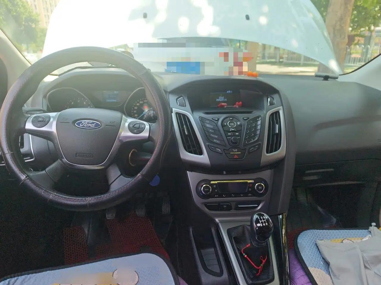 Ford Focus 2012 Hatchback 1.6L Manual Fashion Edition — миниатюра 9