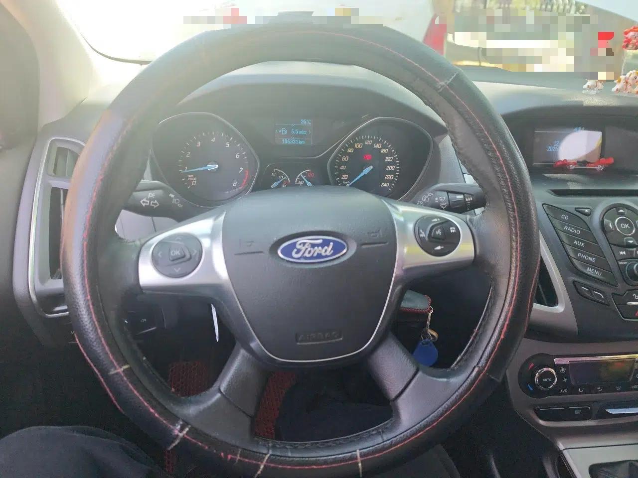 Ford Focus 2012 Hatchback 1.6L Manual Fashion Edition — миниатюра 10