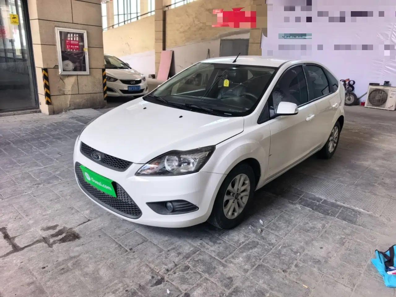 Ford Focus 2013 Hatchback Classic 1.8L Automatic Base Model — миниатюра 1
