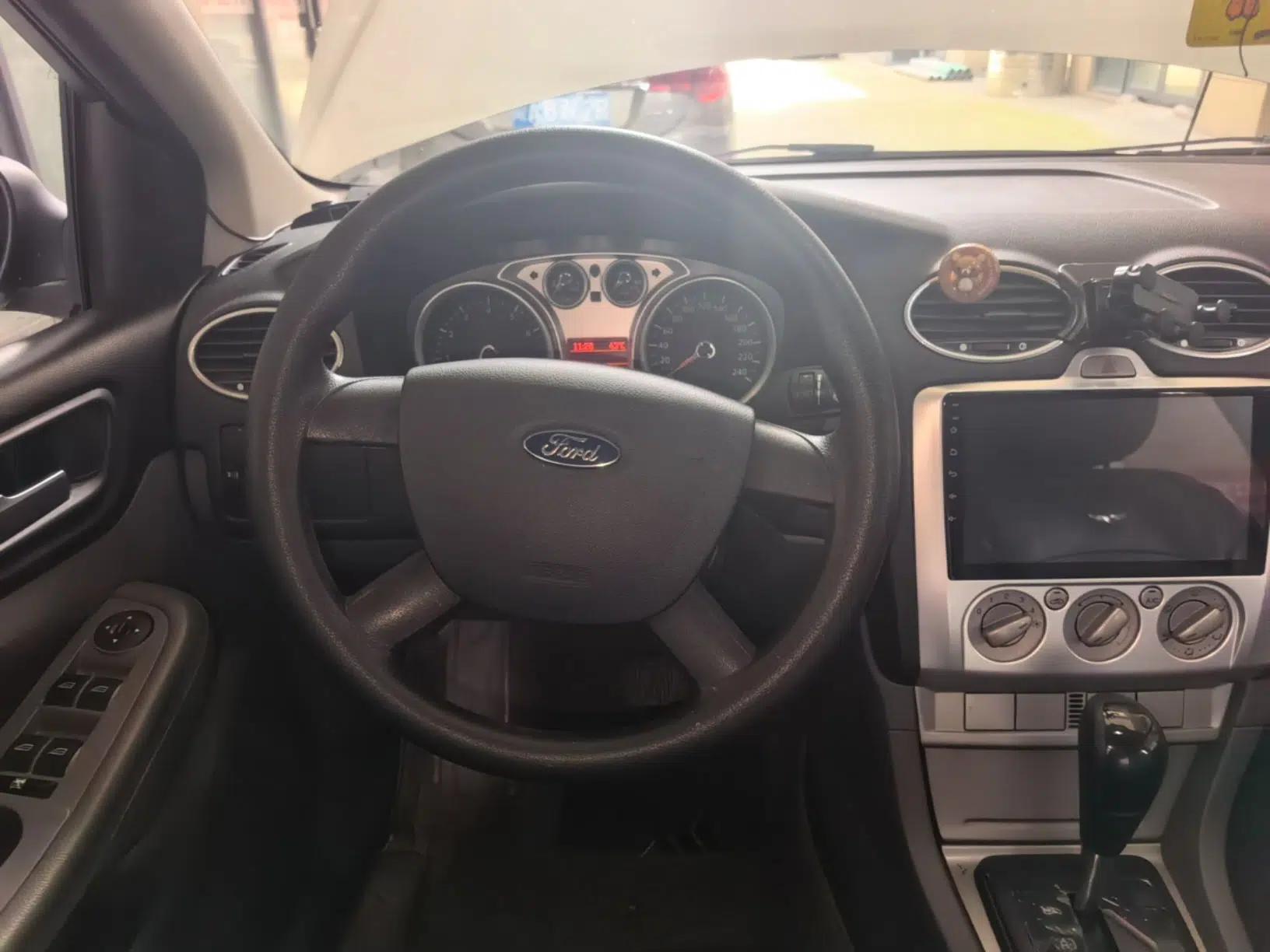 Ford Focus 2013 Hatchback Classic 1.8L Automatic Base Model — миниатюра 13