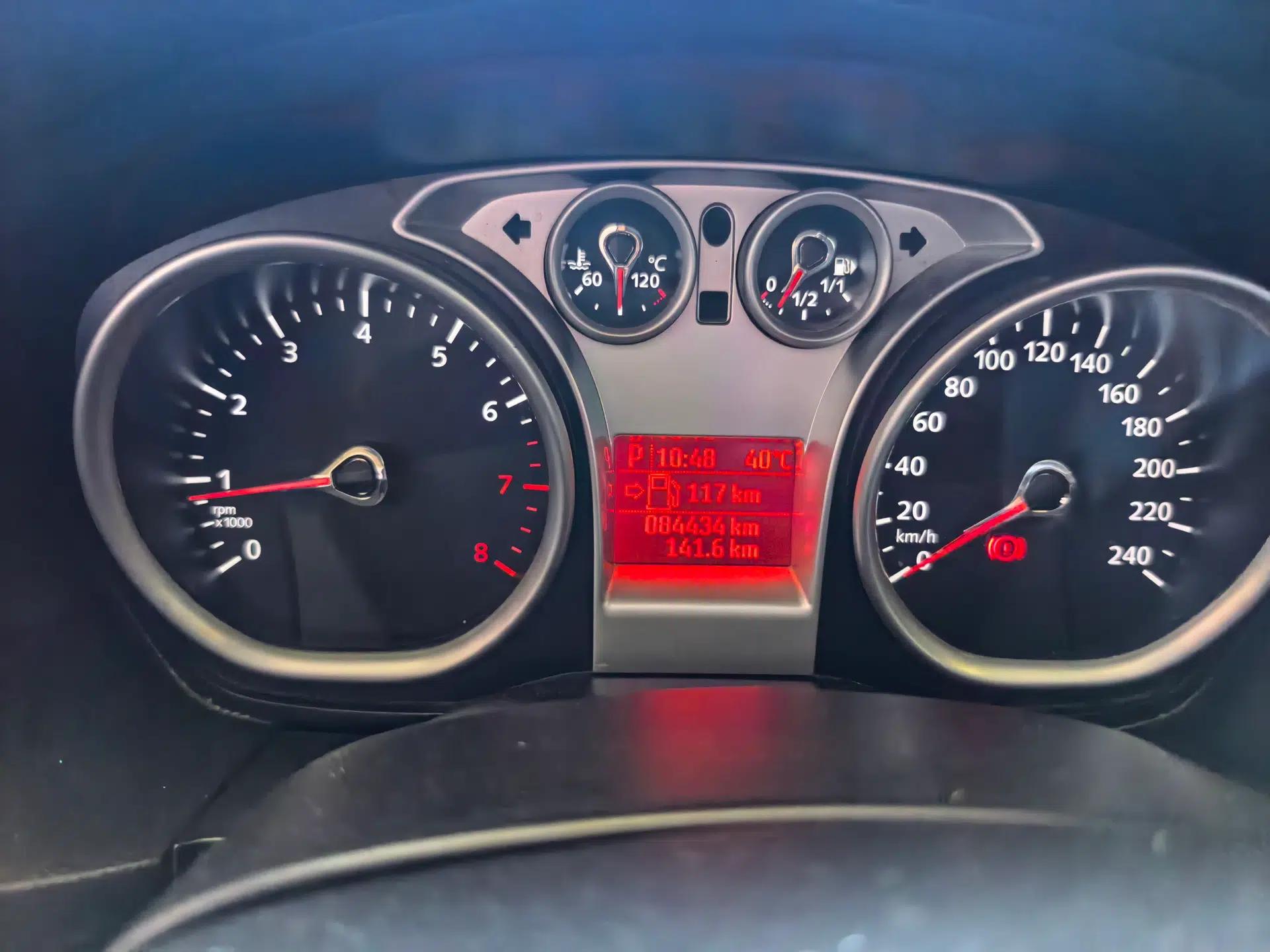 Ford Focus 2013 Hatchback Classic 1.8L Automatic Base Model — миниатюра 14