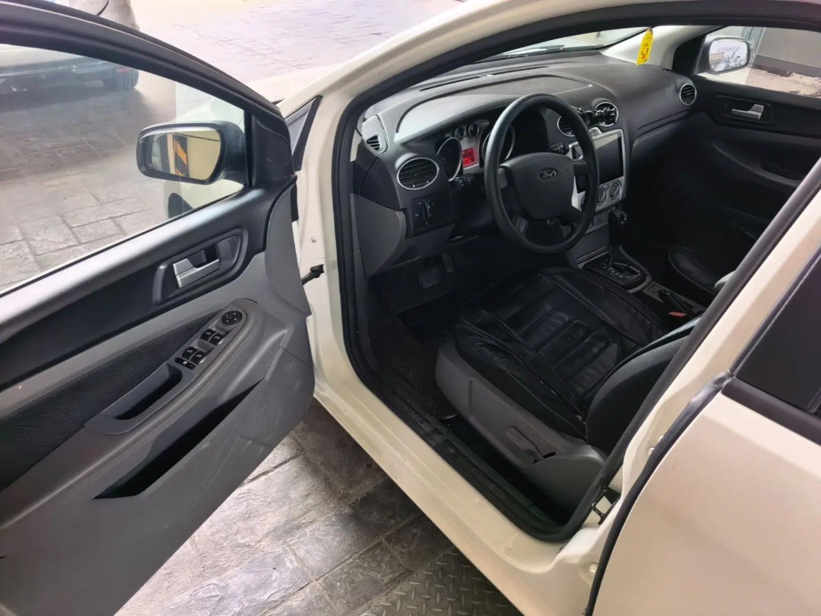 Ford Focus 2013 Hatchback Classic 1.8L Automatic Base Model — миниатюра 18