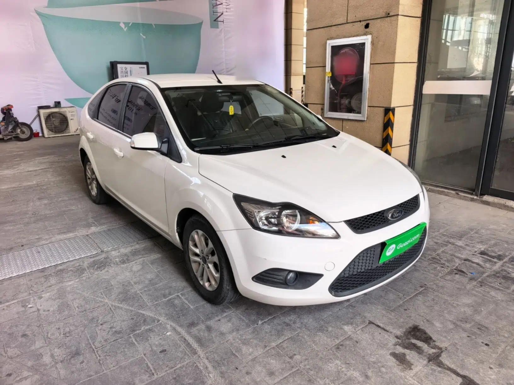 Ford Focus 2013 Hatchback Classic 1.8L Automatic Base Model — миниатюра 3