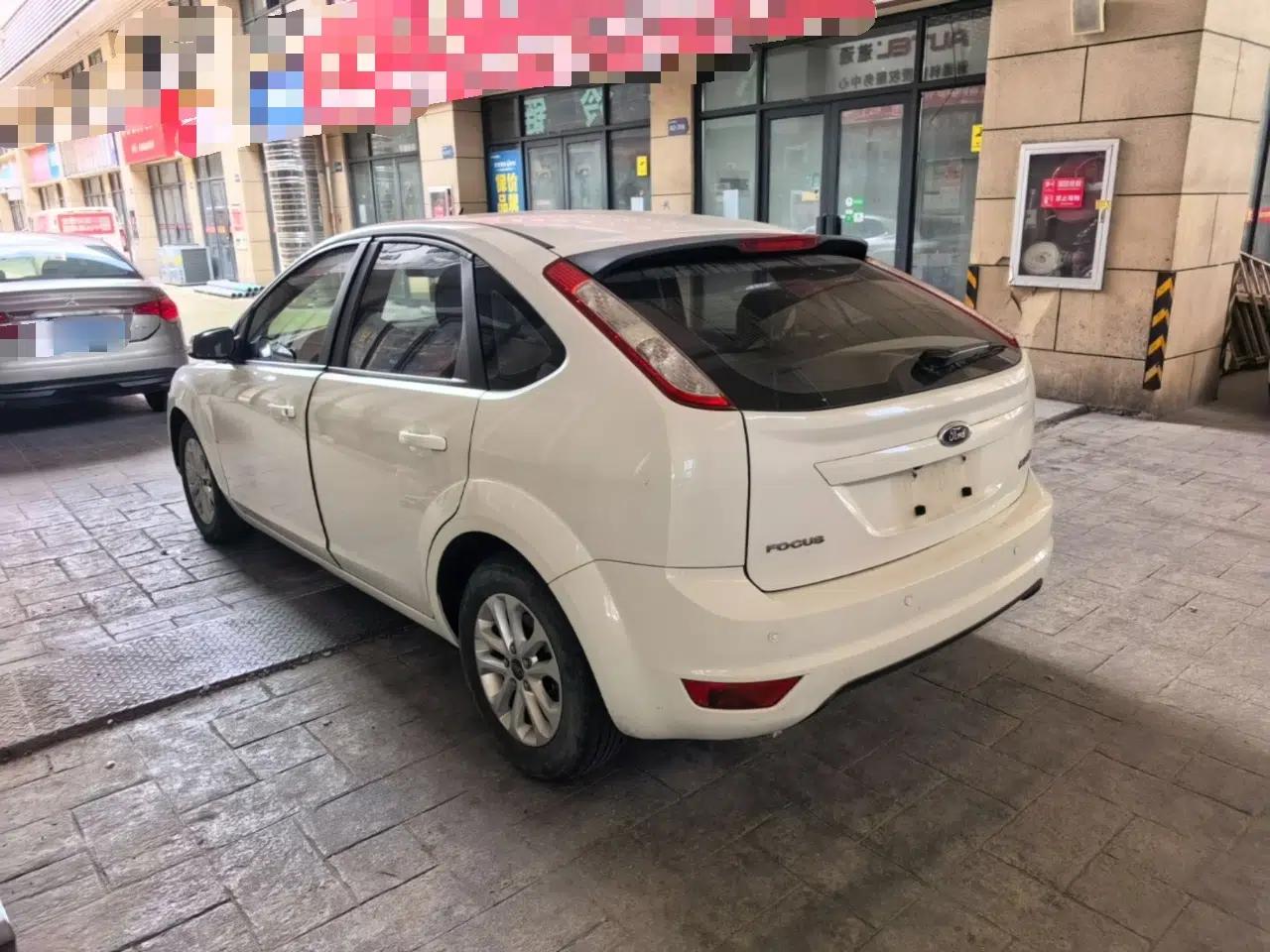Ford Focus 2013 Hatchback Classic 1.8L Automatic Base Model — миниатюра 4