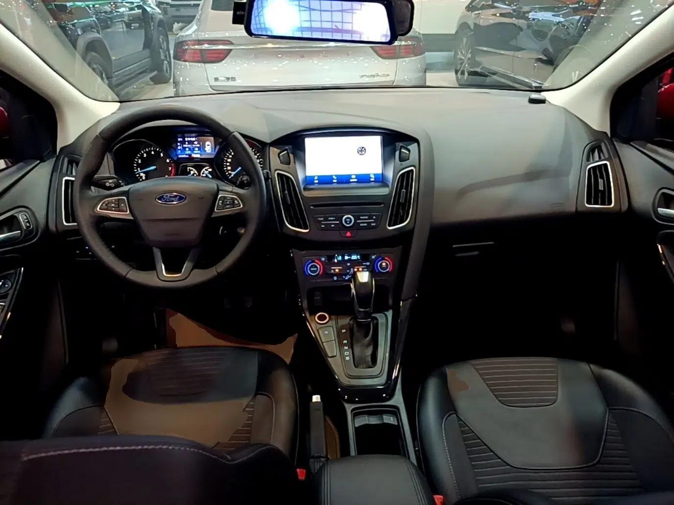 Ford Focus 2017 Hatchback EcoBoost 180 Automatic Elite Model — миниатюра 12