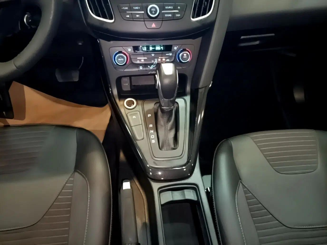 Ford Focus 2017 Hatchback EcoBoost 180 Automatic Elite Model — миниатюра 16