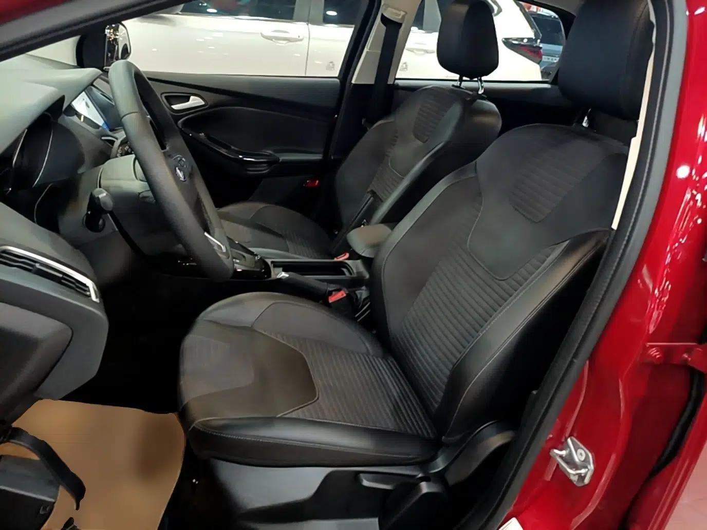 Ford Focus 2017 Hatchback EcoBoost 180 Automatic Elite Model — миниатюра 17