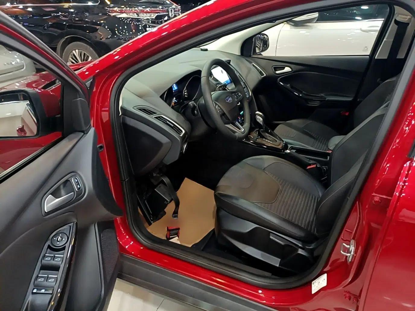 Ford Focus 2017 Hatchback EcoBoost 180 Automatic Elite Model — миниатюра 18