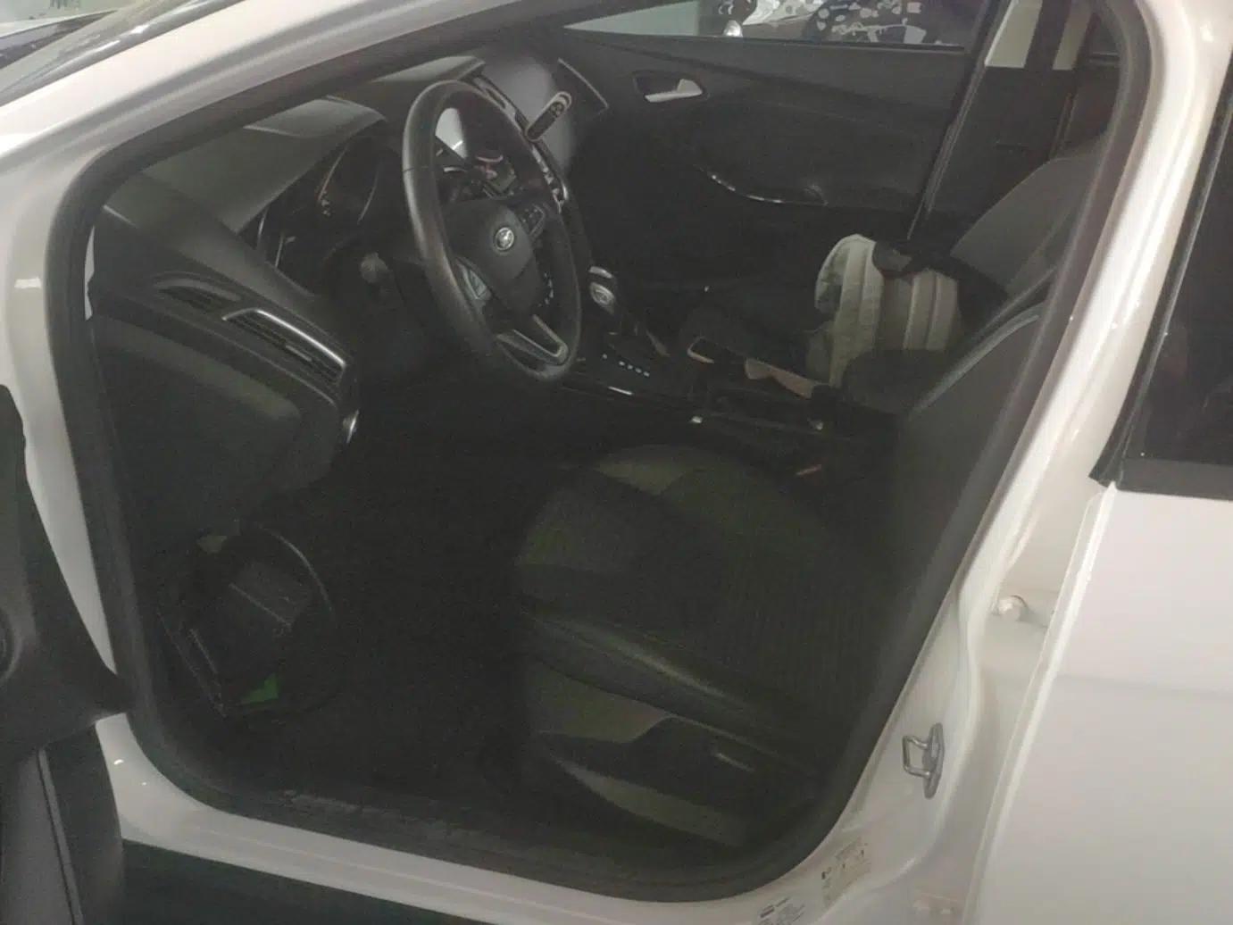 Ford Focus 2017 Hatchback 1.6L Automatic Fashion Edition Smart Drive Version — миниатюра 17
