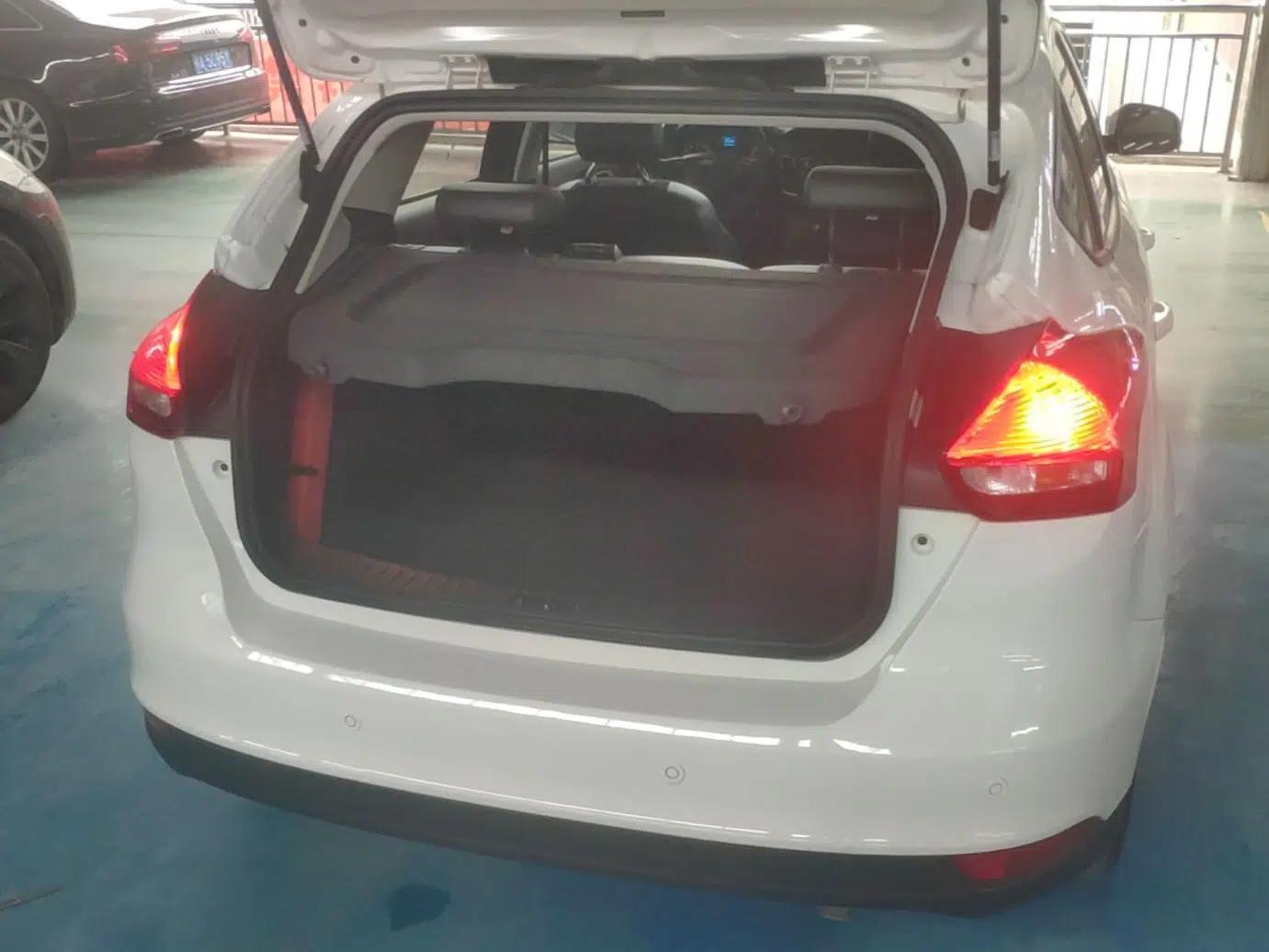 Ford Focus 2017 Hatchback 1.6L Automatic Fashion Edition Smart Drive Version — миниатюра 22