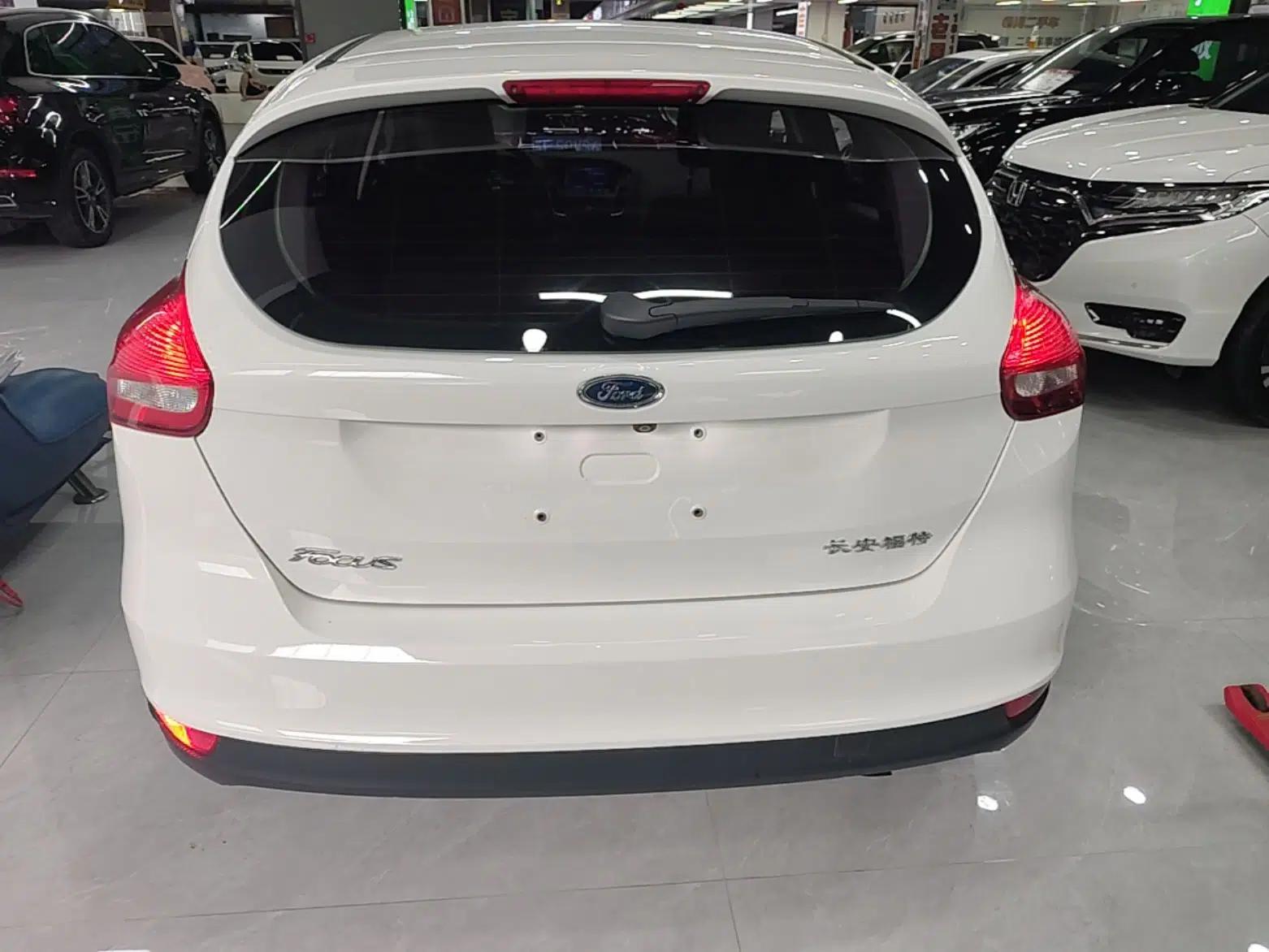 Ford Focus 2018 Hatchback Classic 1.6L Automatic Comfort Plus SmartDrive Edition — миниатюра 5