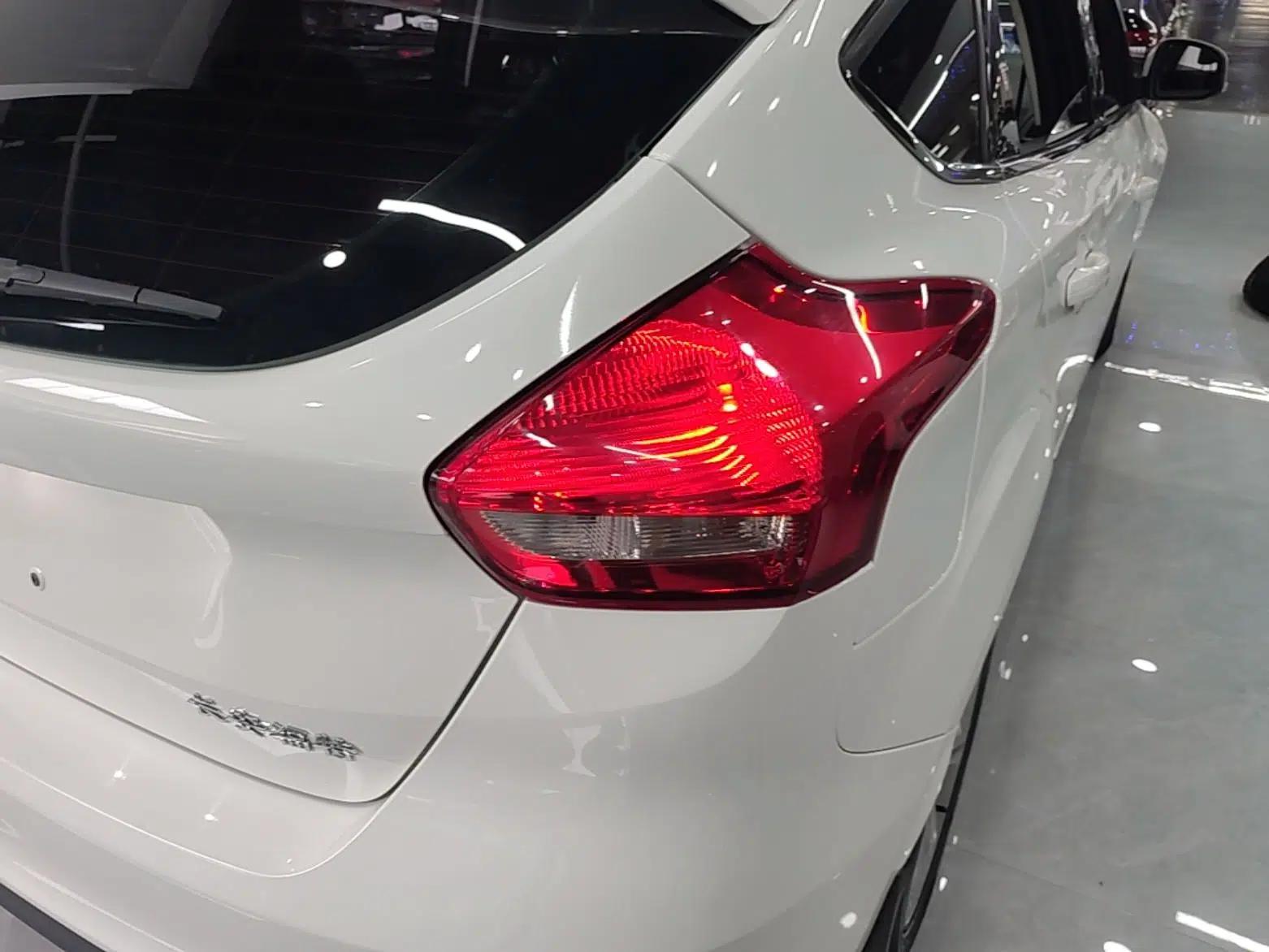 Ford Focus 2018 Hatchback Classic 1.6L Automatic Comfort Plus SmartDrive Edition — миниатюра 9