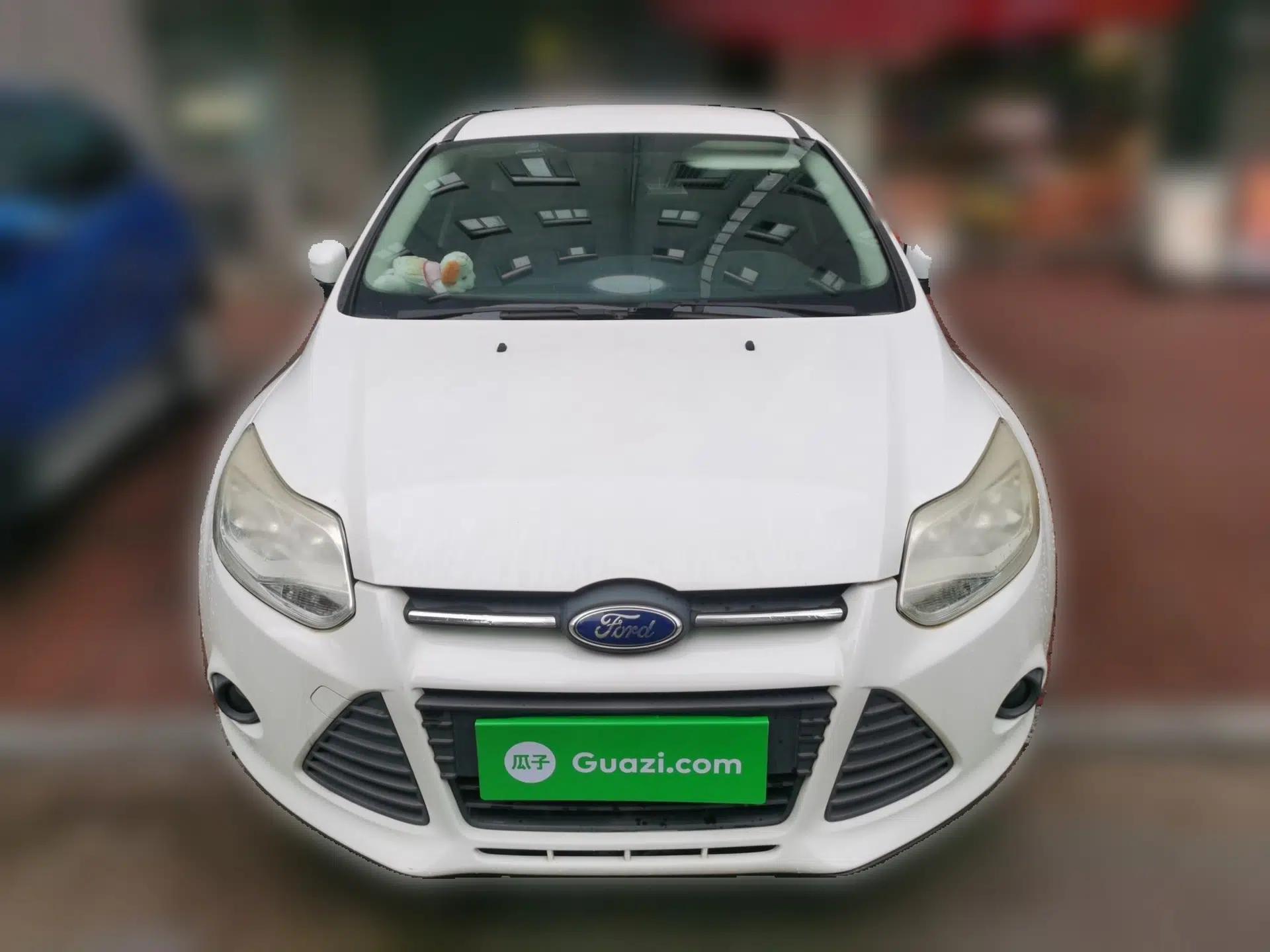Ford Focus 2012 Hatchback 1.6L Automatic Comfort Model — миниатюра 2
