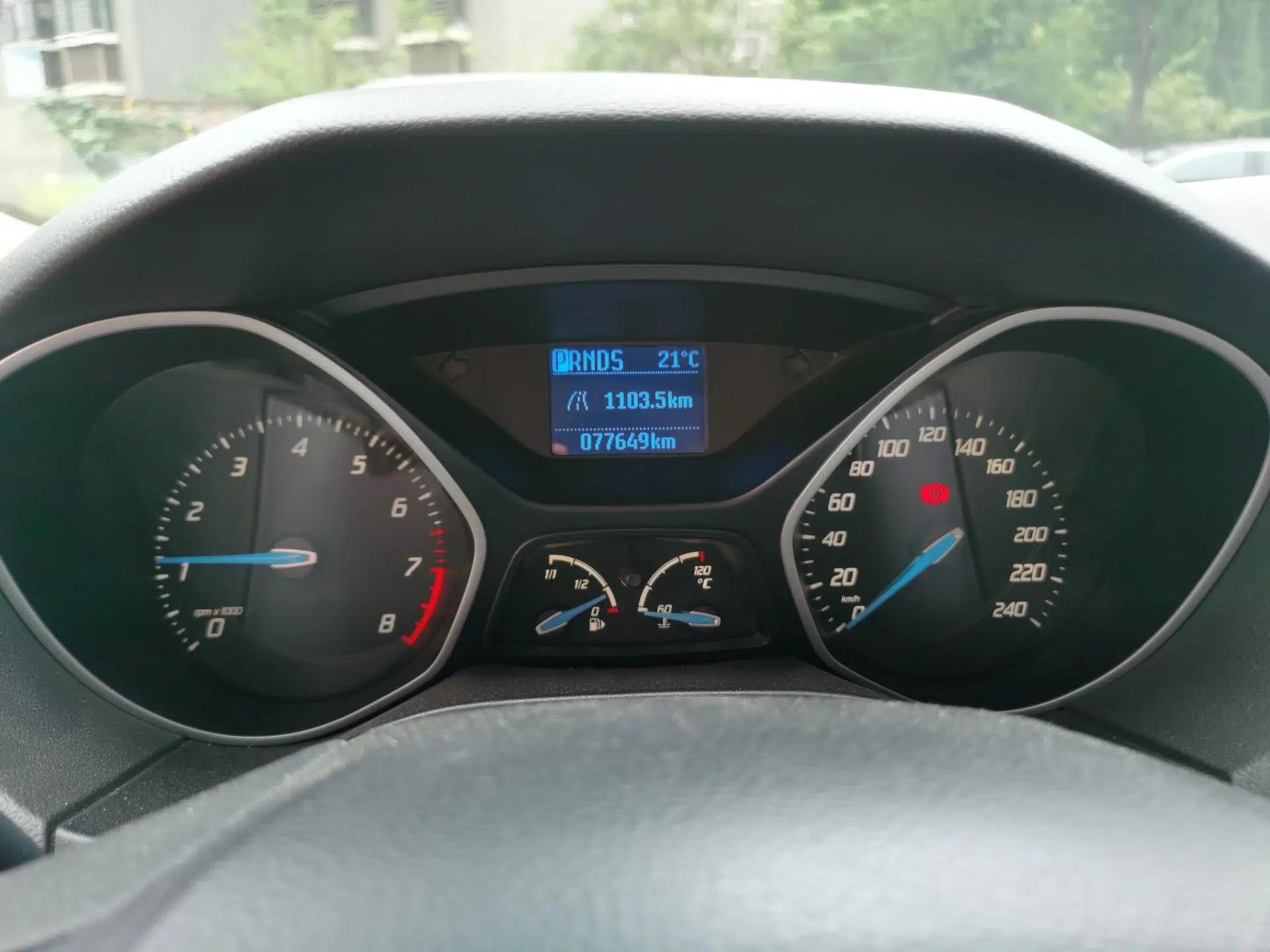 Ford Focus 2012 Hatchback 1.6L Automatic Comfort Model — миниатюра 11