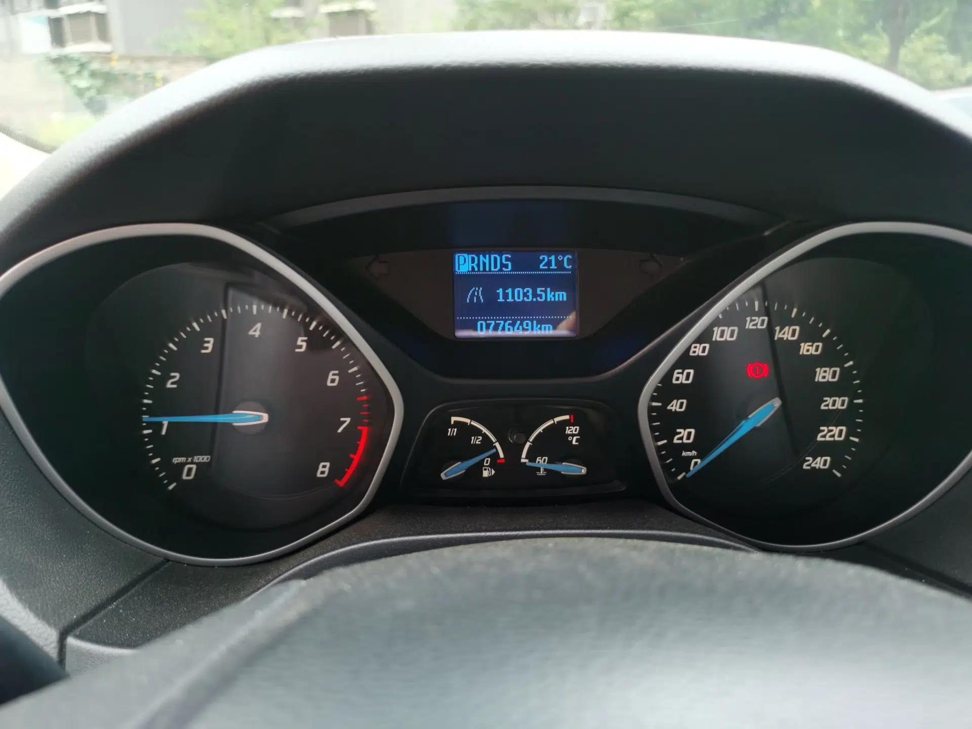 Ford Focus 2012 Hatchback 1.6L Automatic Comfort Model — миниатюра 12