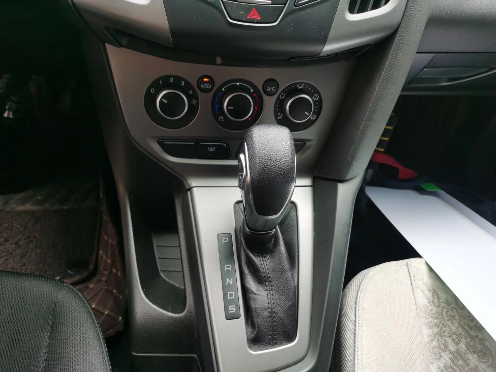 Ford Focus 2012 Hatchback 1.6L Automatic Comfort Model — миниатюра 14