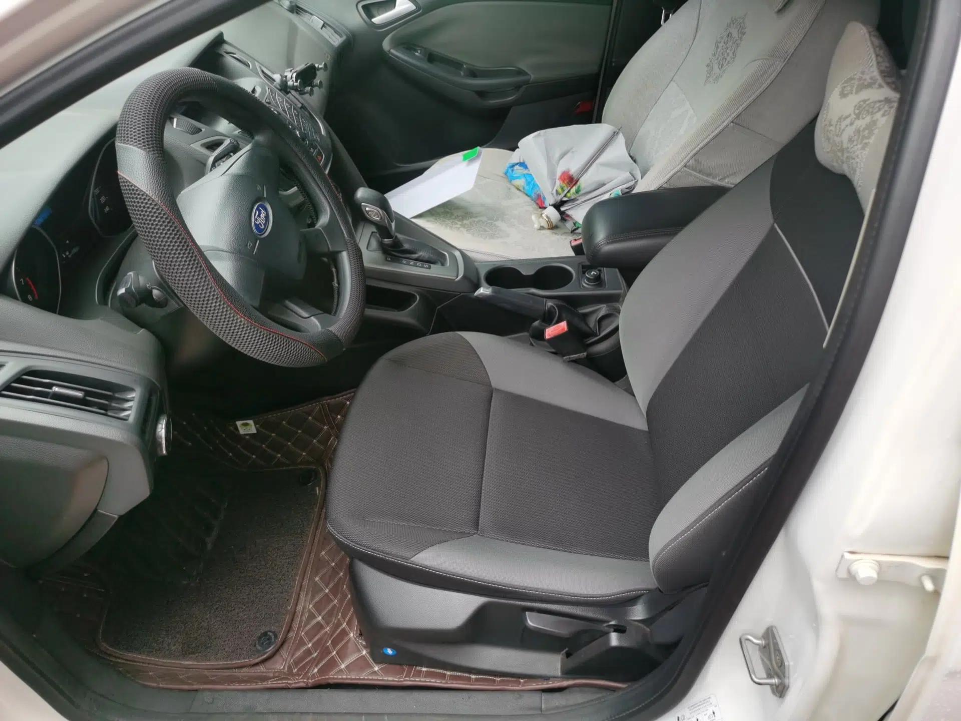 Ford Focus 2012 Hatchback 1.6L Automatic Comfort Model — миниатюра 15