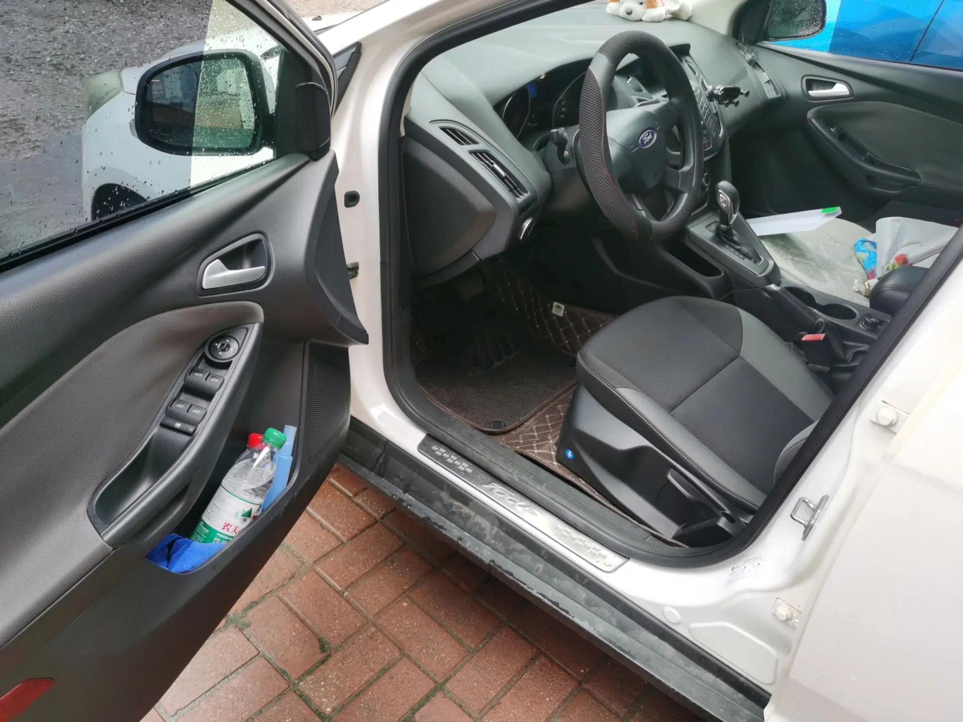 Ford Focus 2012 Hatchback 1.6L Automatic Comfort Model — миниатюра 16