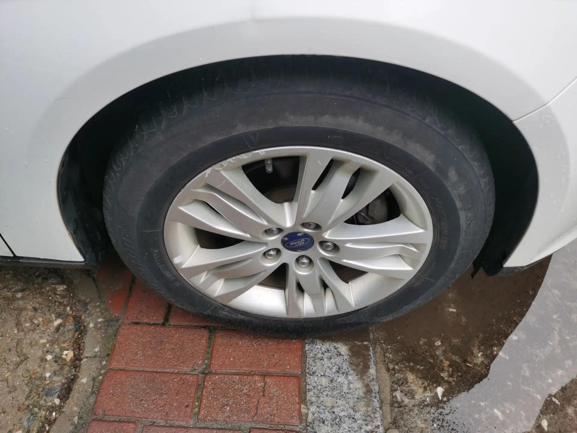 Ford Focus 2012 Hatchback 1.6L Automatic Comfort Model — миниатюра 8