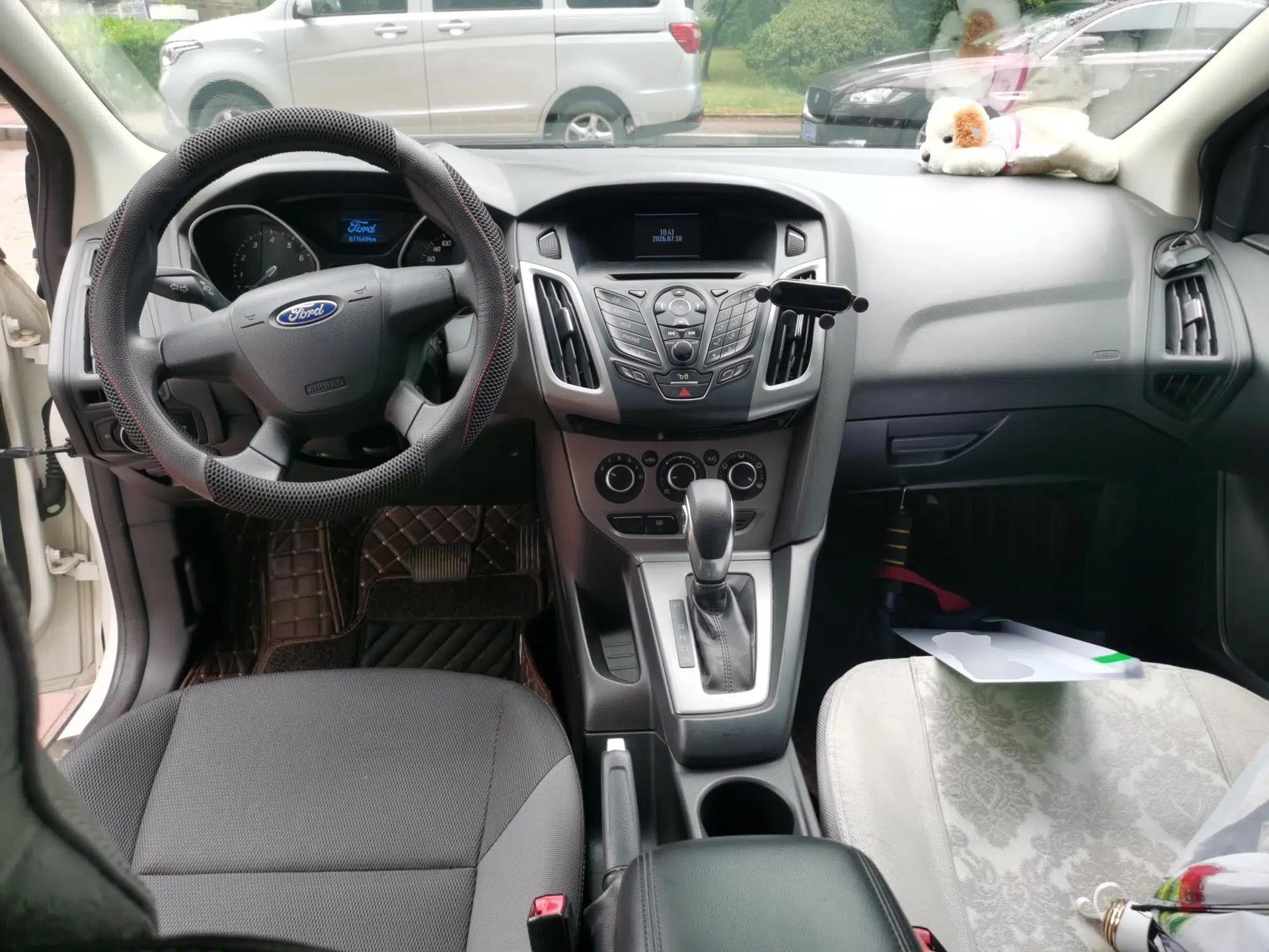 Ford Focus 2012 Hatchback 1.6L Automatic Comfort Model — миниатюра 9