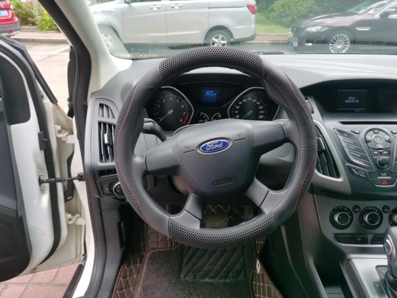 Ford Focus 2012 Hatchback 1.6L Automatic Comfort Model — миниатюра 10