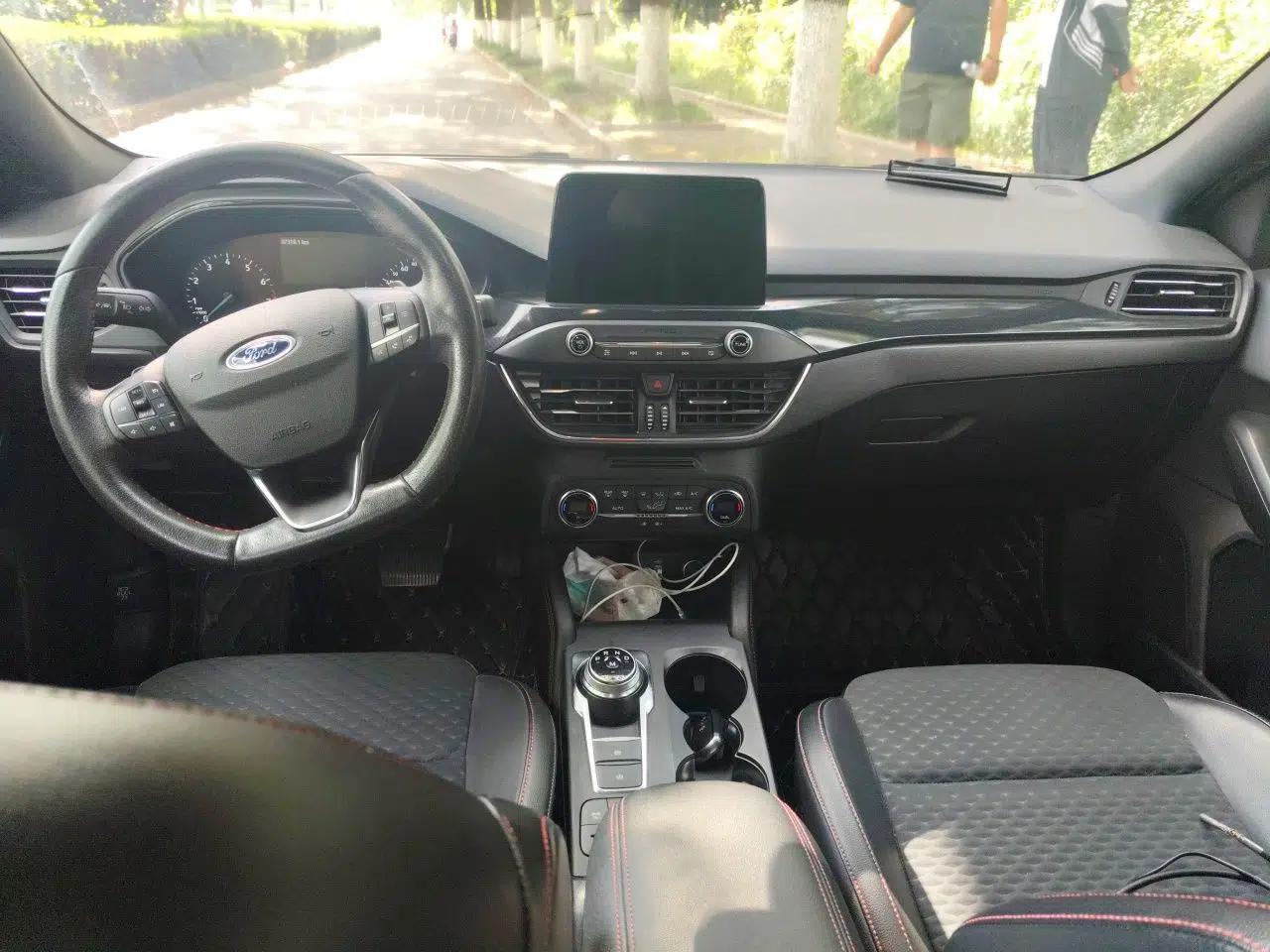 Ford Focus 2019 Sedan EcoBoost 180 Automatic ST Line — миниатюра 9