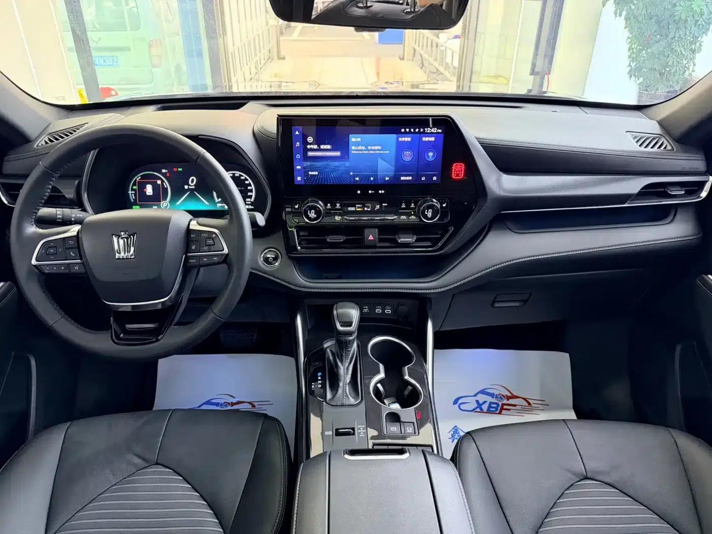 Crown Land Cruiser 2023 2.5L HEV 4WD Premium Edition — миниатюра 5