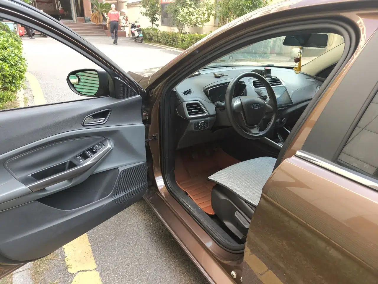 Ford Escort 2015 1.5L Manual Fashion Edition — миниатюра 16