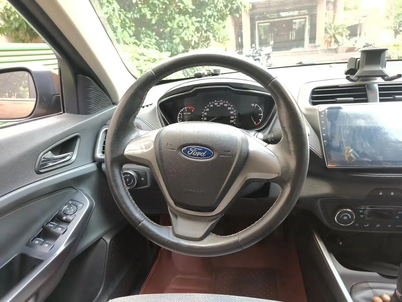 Ford Escort 2015 1.5L Manual Fashion Edition — миниатюра 10