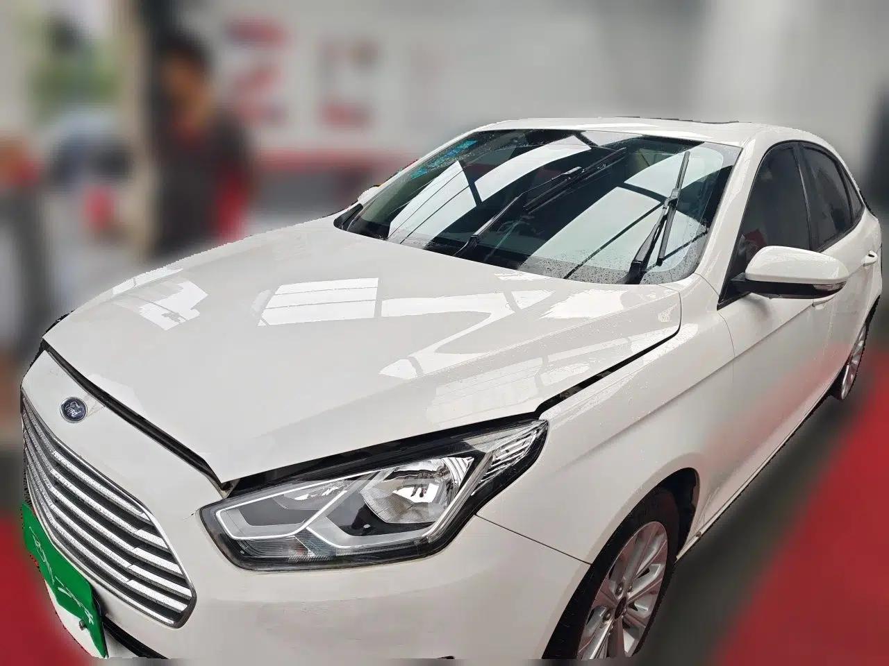 Ford Escort 2015 1.5L Automatic Fashion Model — миниатюра 1
