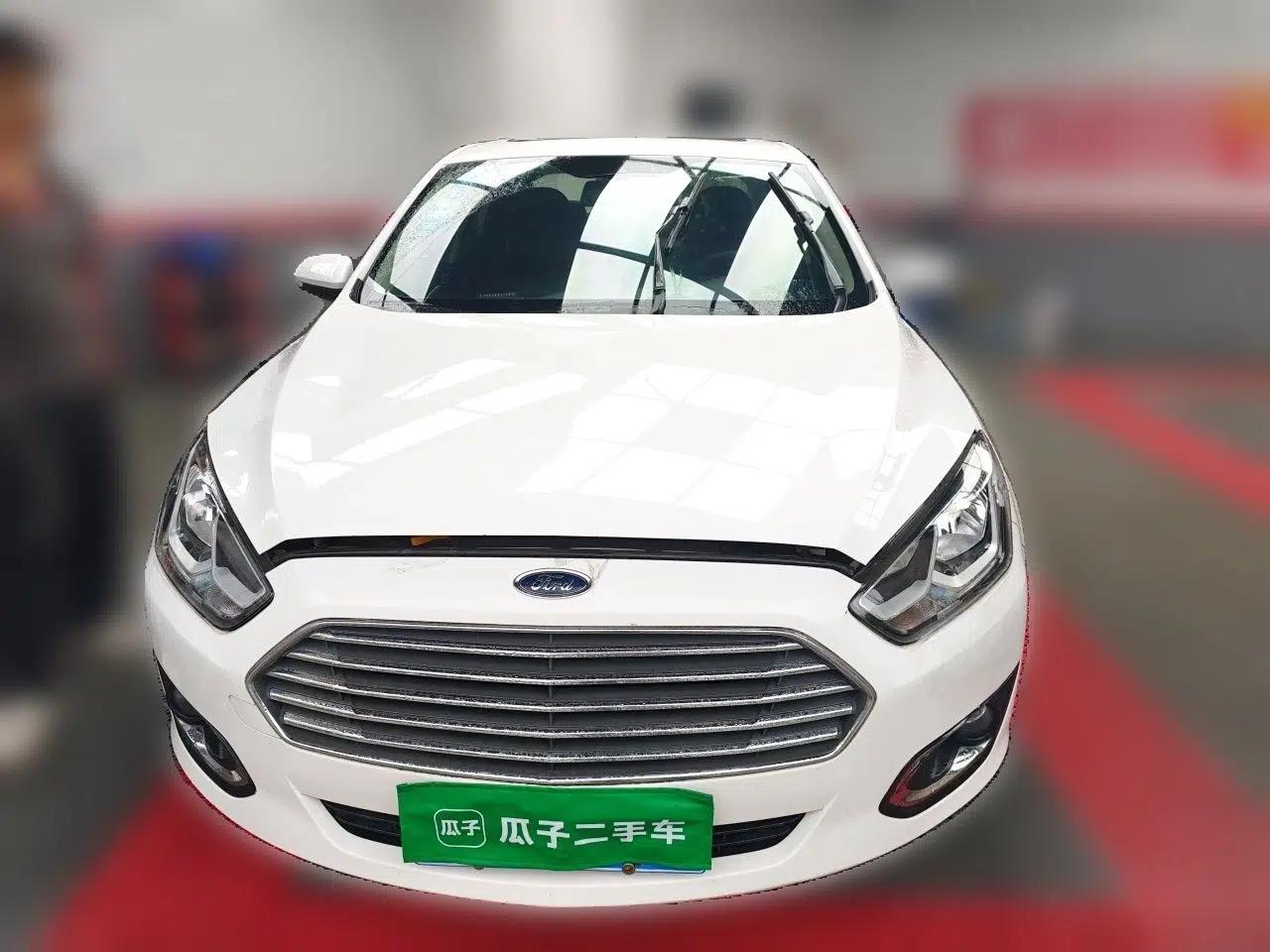 Ford Escort 2015 1.5L Automatic Fashion Model — миниатюра 2